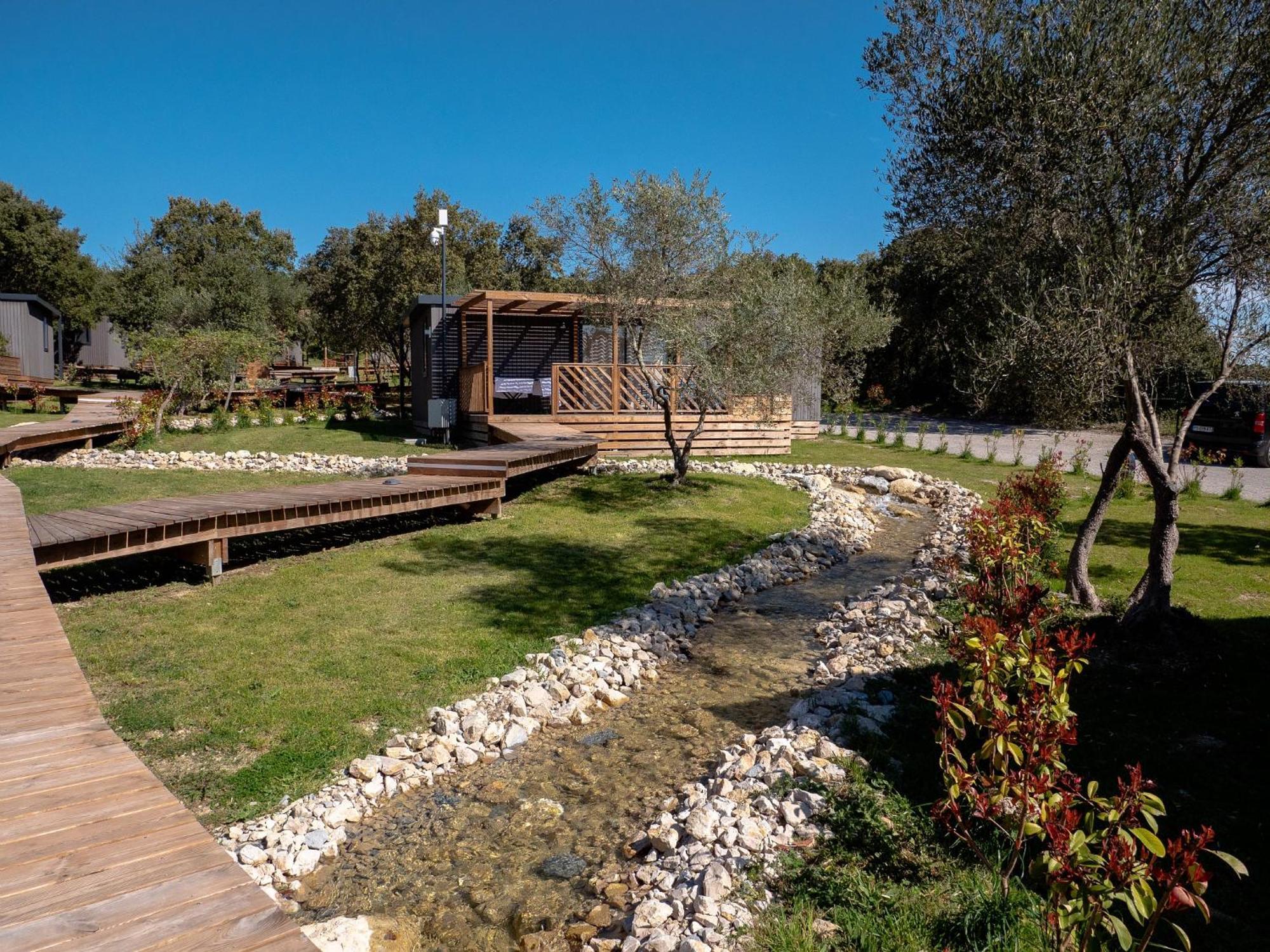Camping Les Pres Du Roi Sommieres Ngoại thất bức ảnh